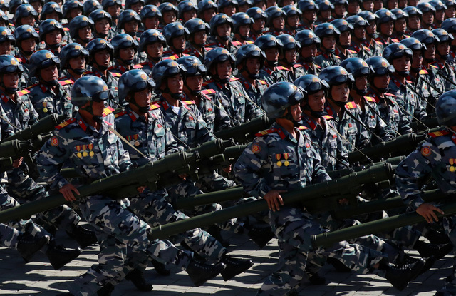 Màn duyệt binh đồng đều ấn tượng của quân đội Triều Tiên - Ảnh 2. Màn duyệt binh đồng đều ấn tượng của quân đội Triều Tiên - Ảnh 2.