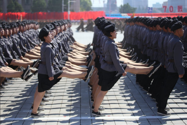 Màn duyệt binh đồng đều ấn tượng của quân đội Triều Tiên - Ảnh 16. Màn duyệt binh đồng đều ấn tượng của quân đội Triều Tiên - Ảnh 16.