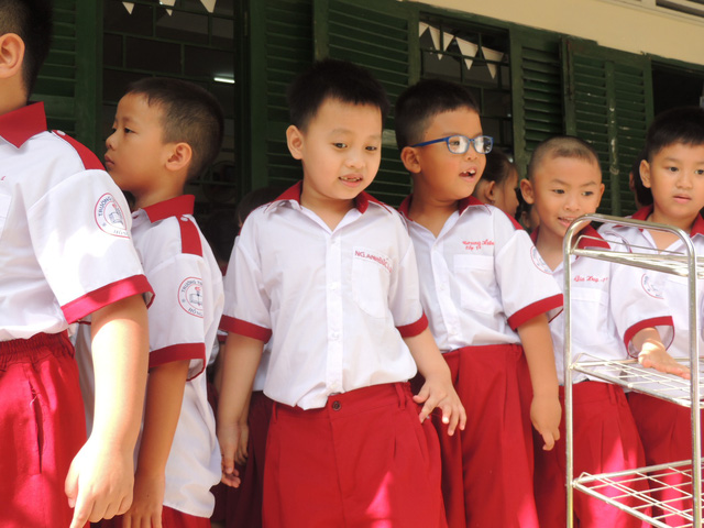 Đồng phục cả bìa bọc sách: Đẹp thì có đẹp... - Ảnh 2. Đồng phục cả bìa bọc sách: Đẹp thì có đẹp... - Ảnh 2.