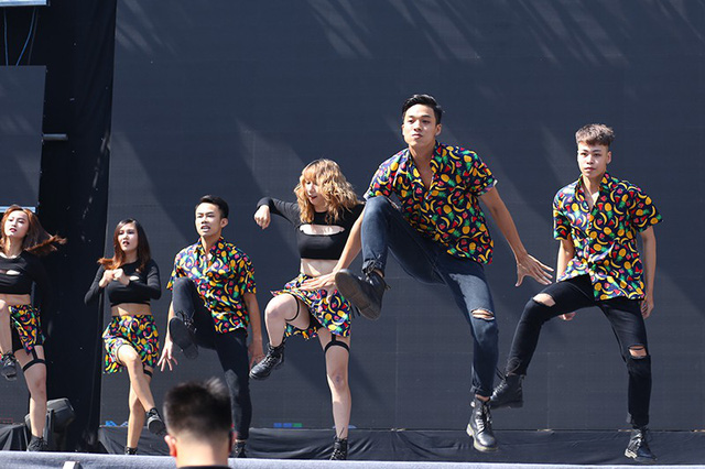 &Aacute; hậu Phương Nga tiếp sức t&acirc;n sinh vi&ecirc;n tại Ng&agrave;y hội tuổi trẻ 2018 - Ảnh 6.