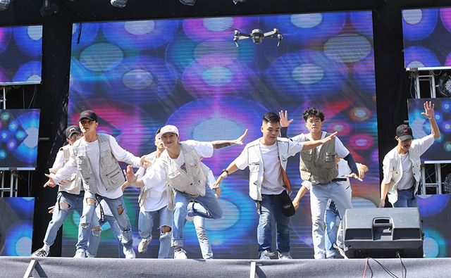 &Aacute; hậu Phương Nga tiếp sức t&acirc;n sinh vi&ecirc;n tại Ng&agrave;y hội tuổi trẻ 2018 - Ảnh 8.