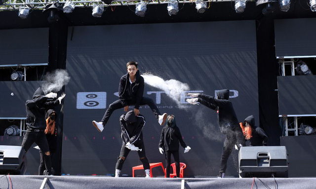 &Aacute; hậu Phương Nga tiếp sức t&acirc;n sinh vi&ecirc;n tại Ng&agrave;y hội tuổi trẻ 2018 - Ảnh 10.