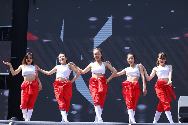 &Aacute; hậu Phương Nga tiếp sức t&acirc;n sinh vi&ecirc;n tại Ng&agrave;y hội tuổi trẻ 2018 - Ảnh 14.