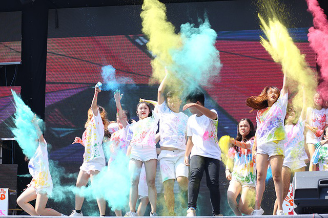 &Aacute; hậu Phương Nga tiếp sức t&acirc;n sinh vi&ecirc;n tại Ng&agrave;y hội tuổi trẻ 2018 - Ảnh 16.