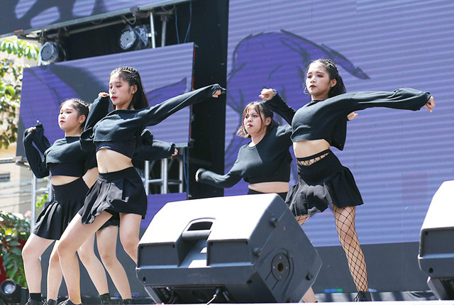 &Aacute; hậu Phương Nga tiếp sức t&acirc;n sinh vi&ecirc;n tại Ng&agrave;y hội tuổi trẻ 2018 - Ảnh 18.