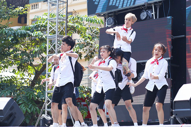 &Aacute; hậu Phương Nga tiếp sức t&acirc;n sinh vi&ecirc;n tại Ng&agrave;y hội tuổi trẻ 2018 - Ảnh 20.