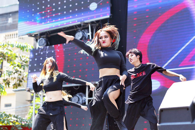 &Aacute; hậu Phương Nga tiếp sức t&acirc;n sinh vi&ecirc;n tại Ng&agrave;y hội tuổi trẻ 2018 - Ảnh 22.