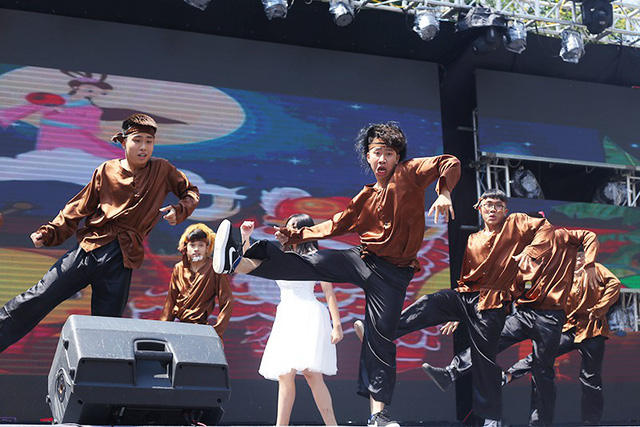 &Aacute; hậu Phương Nga tiếp sức t&acirc;n sinh vi&ecirc;n tại Ng&agrave;y hội tuổi trẻ 2018 - Ảnh 24.