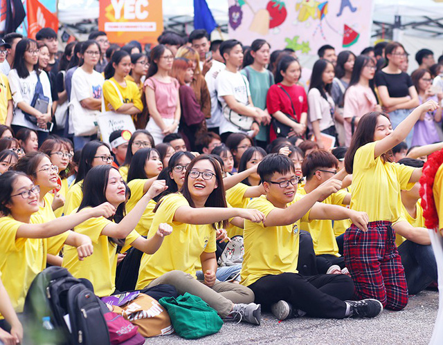 &Aacute; hậu Phương Nga tiếp sức t&acirc;n sinh vi&ecirc;n tại Ng&agrave;y hội tuổi trẻ 2018 - Ảnh 26.