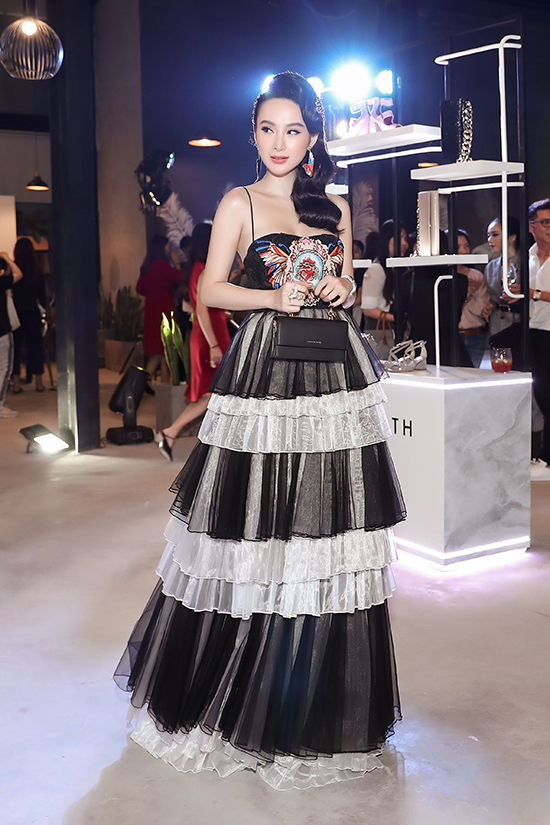 Nhã Phương xinh đẹp trong ngày cưới; Huyền My diện trang phục cổ trang - Ảnh 10. Nhã Phương xinh đẹp trong ngày cưới; Huyền My diện trang phục cổ trang - Ảnh 10.