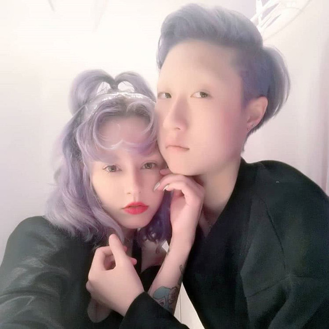 Con gái “rơi” của Thành Long khoe ảnh tình tứ cùng bạn gái, cắt đứt quan hệ với mẹ ruột - Ảnh 2. Con gái “rơi” của Thành Long khoe ảnh tình tứ cùng bạn gái, cắt đứt quan hệ với mẹ ruột - Ảnh 2.