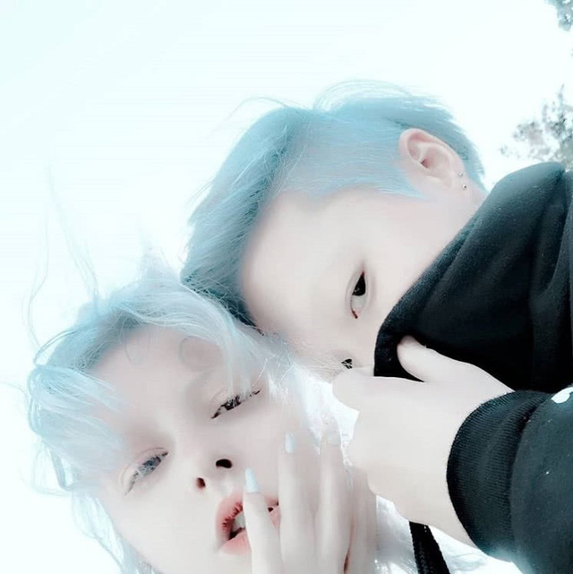 Con gái “rơi” của Thành Long khoe ảnh tình tứ cùng bạn gái, cắt đứt quan hệ với mẹ ruột - Ảnh 4. Con gái “rơi” của Thành Long khoe ảnh tình tứ cùng bạn gái, cắt đứt quan hệ với mẹ ruột - Ảnh 4.
