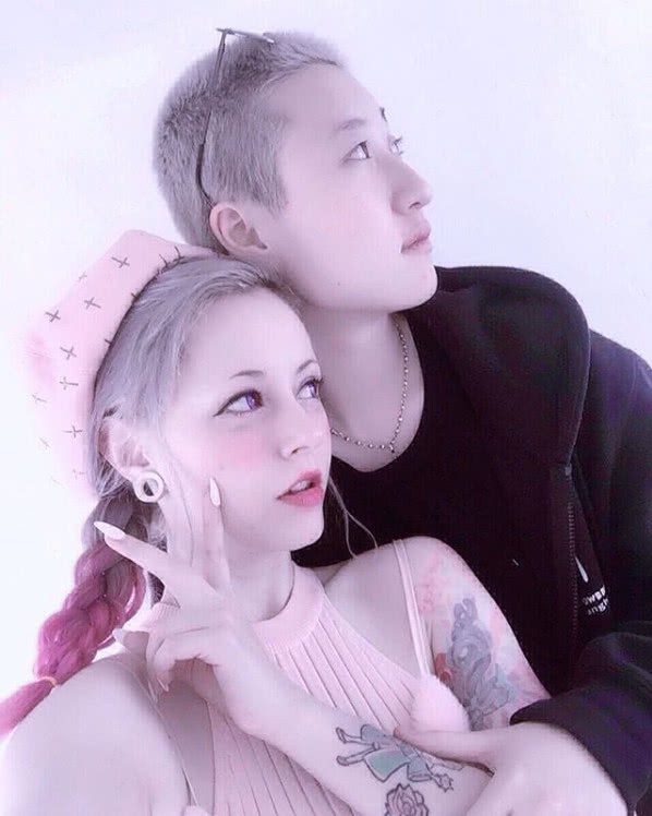 Con gái “rơi” của Thành Long khoe ảnh tình tứ cùng bạn gái, cắt đứt quan hệ với mẹ ruột - Ảnh 14. Con gái “rơi” của Thành Long khoe ảnh tình tứ cùng bạn gái, cắt đứt quan hệ với mẹ ruột - Ảnh 14.