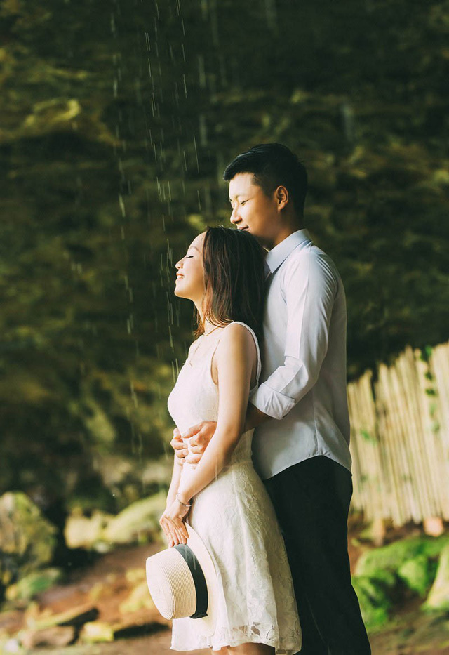 Ảnh cưới l&atilde;ng mạn b&ecirc;n th&aacute;c nước của cặp đ&ocirc;i &ldquo;mối t&igrave;nh đầu&rdquo; - Ảnh 2.