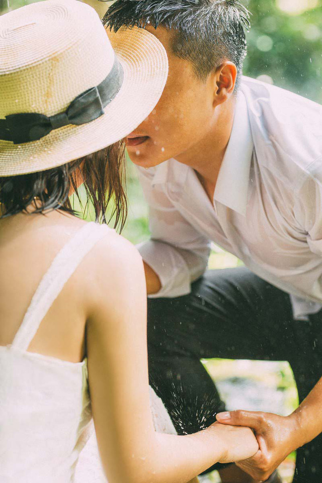 Ảnh cưới l&atilde;ng mạn b&ecirc;n th&aacute;c nước của cặp đ&ocirc;i &ldquo;mối t&igrave;nh đầu&rdquo; - Ảnh 4.