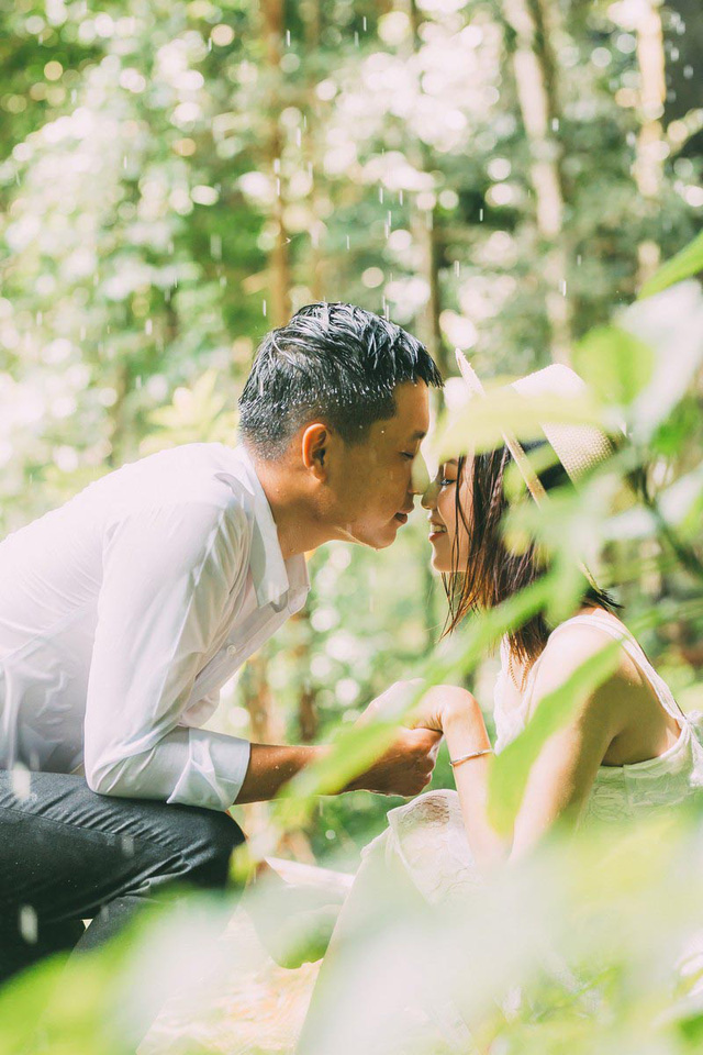 Ảnh cưới l&atilde;ng mạn b&ecirc;n th&aacute;c nước của cặp đ&ocirc;i &ldquo;mối t&igrave;nh đầu&rdquo; - Ảnh 6.