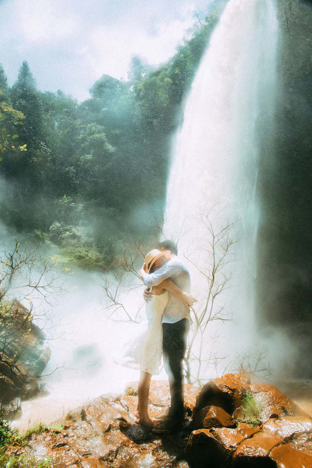 Ảnh cưới l&atilde;ng mạn b&ecirc;n th&aacute;c nước của cặp đ&ocirc;i &ldquo;mối t&igrave;nh đầu&rdquo; - Ảnh 10.