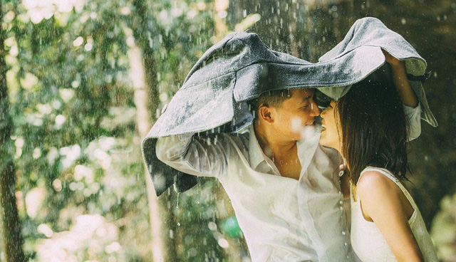 Ảnh cưới l&atilde;ng mạn b&ecirc;n th&aacute;c nước của cặp đ&ocirc;i &ldquo;mối t&igrave;nh đầu&rdquo; - Ảnh 12.