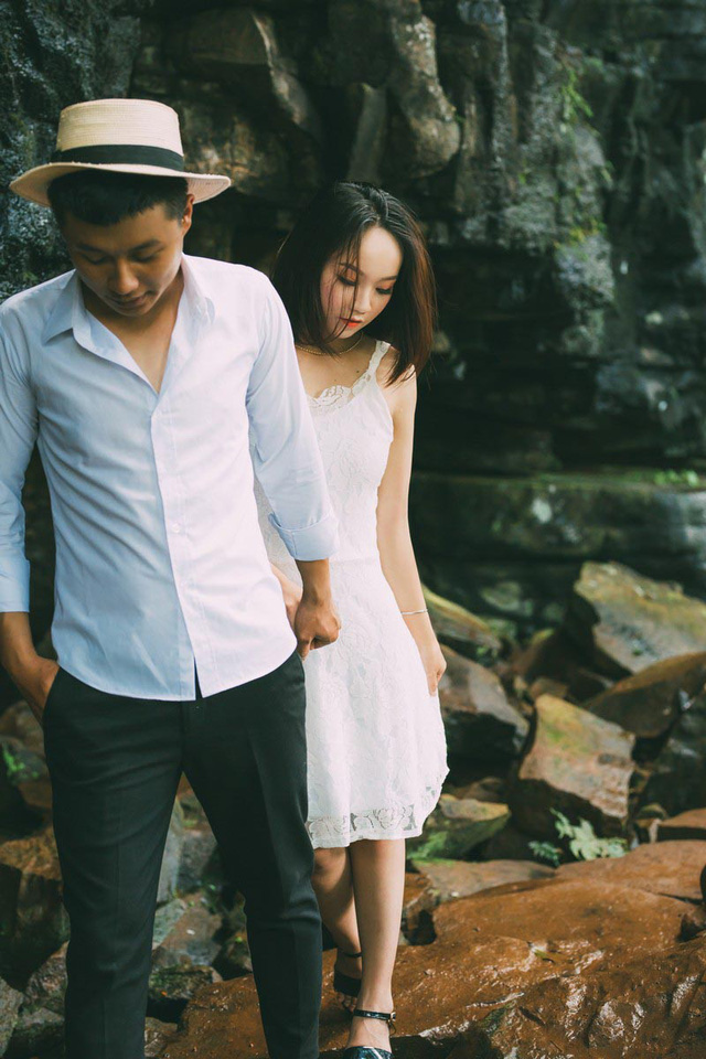 Ảnh cưới l&atilde;ng mạn b&ecirc;n th&aacute;c nước của cặp đ&ocirc;i &ldquo;mối t&igrave;nh đầu&rdquo; - Ảnh 14.