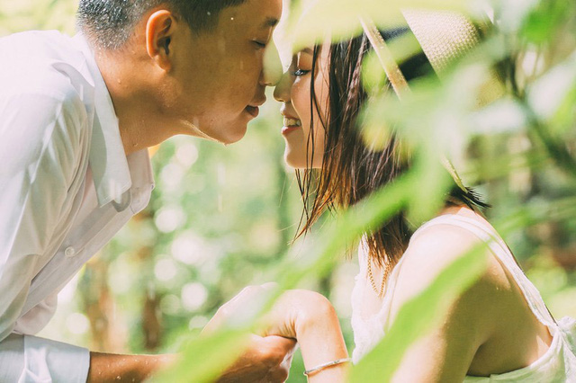 Ảnh cưới l&atilde;ng mạn b&ecirc;n th&aacute;c nước của cặp đ&ocirc;i &ldquo;mối t&igrave;nh đầu&rdquo; - Ảnh 16.