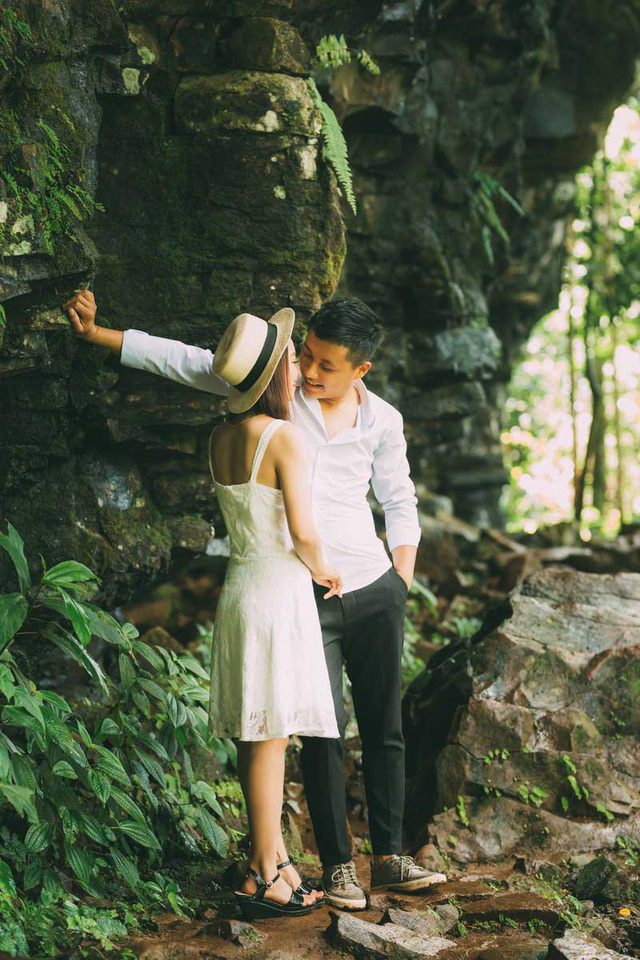 Ảnh cưới l&atilde;ng mạn b&ecirc;n th&aacute;c nước của cặp đ&ocirc;i &ldquo;mối t&igrave;nh đầu&rdquo; - Ảnh 18.