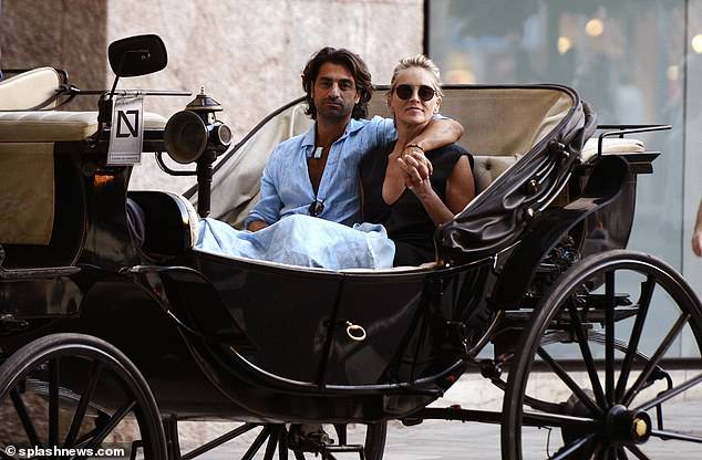 Sharon Stone hạnh phúc bên bồ trẻ - Ảnh 2. Sharon Stone hạnh phúc bên bồ trẻ - Ảnh 2.