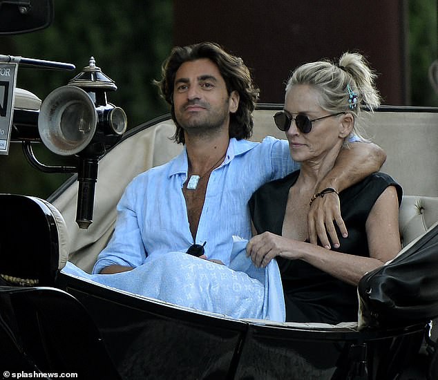 Sharon Stone hạnh phúc bên bồ trẻ - Ảnh 4. Sharon Stone hạnh phúc bên bồ trẻ - Ảnh 4.