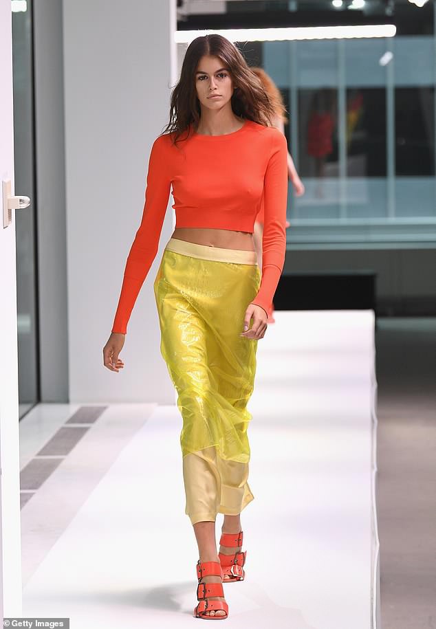 Kaia Gerber: 17 tuổi đã thành siêu mẫu - Ảnh 10. Kaia Gerber: 17 tuổi đã thành siêu mẫu - Ảnh 10.