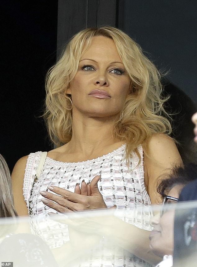 Pamela Anderson tái hợp với “phi công trẻ “kém 19 tuổi - Ảnh 4.