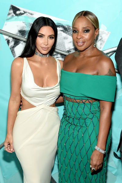 Kim Kardashian diện váy táo bạo - Ảnh 2. Kim Kardashian diện váy táo bạo - Ảnh 2.