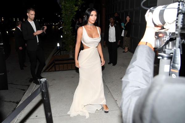 Kim Kardashian diện váy táo bạo - Ảnh 14. Kim Kardashian diện váy táo bạo - Ảnh 14.
