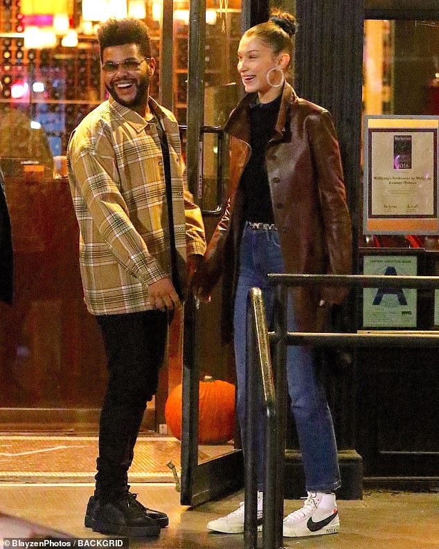 Bạn trai âu yếm hôn Bella Hadid trên phố - Ảnh 4. Bạn trai âu yếm hôn Bella Hadid trên phố - Ảnh 4.