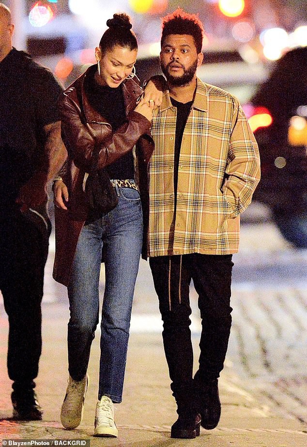 Bạn trai âu yếm hôn Bella Hadid trên phố - Ảnh 8. Bạn trai âu yếm hôn Bella Hadid trên phố - Ảnh 8.