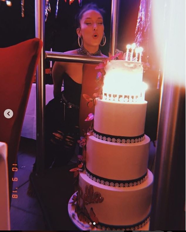 Bạn trai âu yếm hôn Bella Hadid trên phố - Ảnh 10. Bạn trai âu yếm hôn Bella Hadid trên phố - Ảnh 10.