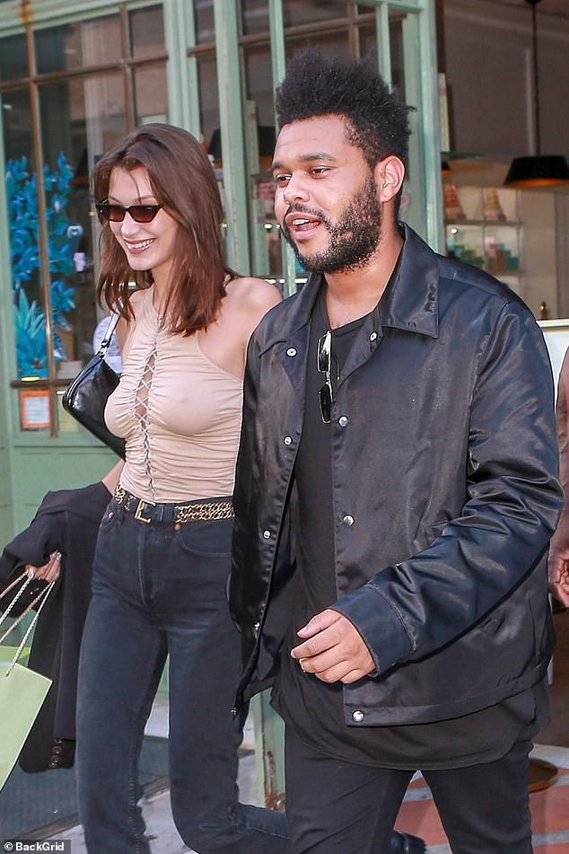 Bạn trai âu yếm hôn Bella Hadid trên phố - Ảnh 14. Bạn trai âu yếm hôn Bella Hadid trên phố - Ảnh 14.