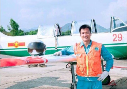 Chàng phi công quân sự trẻ nhất toàn quân và tình yêu với thơ ca - Ảnh 2. Chàng phi công quân sự trẻ nhất toàn quân và tình yêu với thơ ca - Ảnh 2.