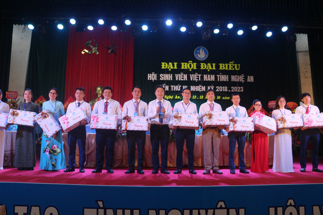 Tân chủ tịch tỉnh Nghệ An: “Không thành công nào mà không đánh đổi bằng mồ hôi, nước mắt” - Ảnh 10. Tân chủ tịch tỉnh Nghệ An: “Không thành công nào mà không đánh đổi bằng mồ hôi, nước mắt” - Ảnh 10.