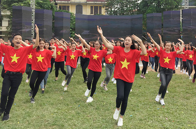 Sinh viên Hà Nội nhảy flashmob đón chào các em năm đầu tới giảng đường - Ảnh 2.