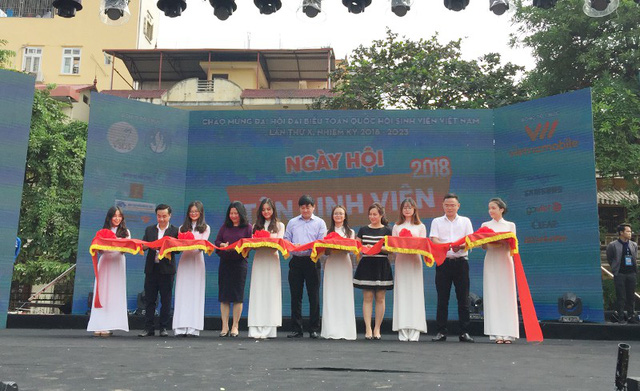 Sinh viên Hà Nội nhảy flashmob đón chào các em năm đầu tới giảng đường - Ảnh 4.