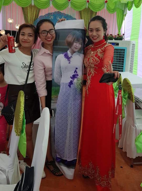 Hài hước cô gái được nhóm bạn in ảnh để giữ lời hứa dự đám cưới năm xưa - Ảnh 2.