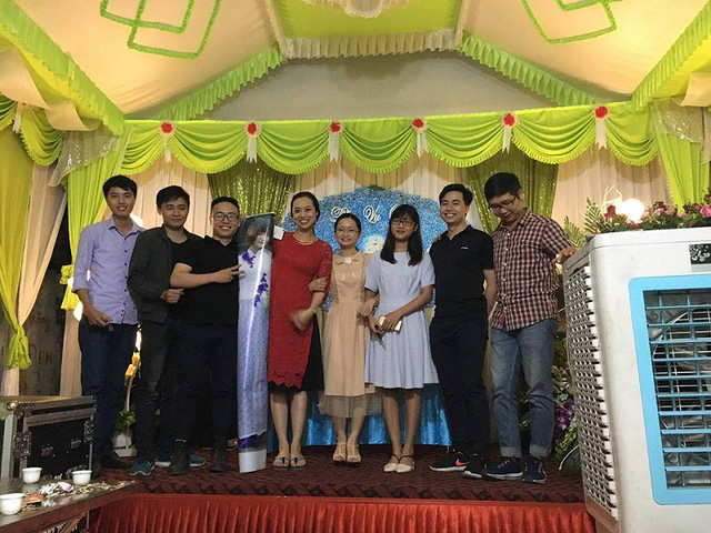 Hài hước cô gái được nhóm bạn in ảnh để giữ lời hứa dự đám cưới năm xưa - Ảnh 6.