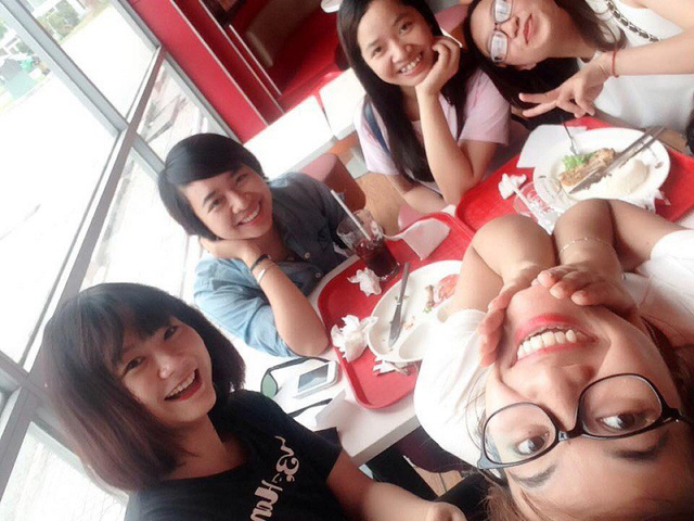 Hài hước cô gái được nhóm bạn in ảnh để giữ lời hứa dự đám cưới năm xưa - Ảnh 12.