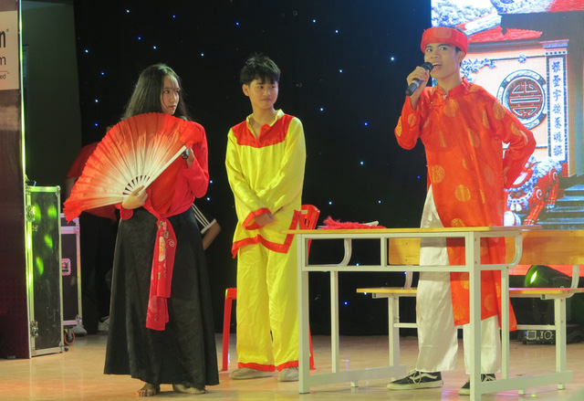 Hàng ngàn bạn trẻ thành Vinh hào hứng tham gia lễ hội tiếng Anh “Be Different” - Ảnh 2.