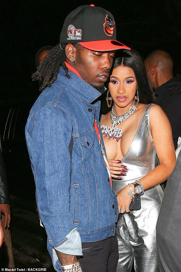 Cardi B gây choáng với áo hở bạo - Ảnh 4. Cardi B gây choáng với áo hở bạo - Ảnh 4.