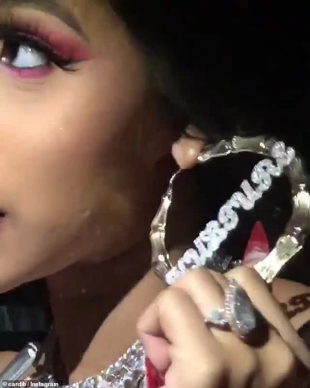 Cardi B gây choáng với áo hở bạo - Ảnh 16. Cardi B gây choáng với áo hở bạo - Ảnh 16.