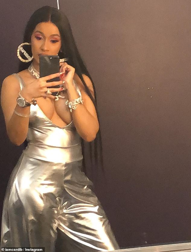 Cardi B gây choáng với áo hở bạo - Ảnh 18. Cardi B gây choáng với áo hở bạo - Ảnh 18.