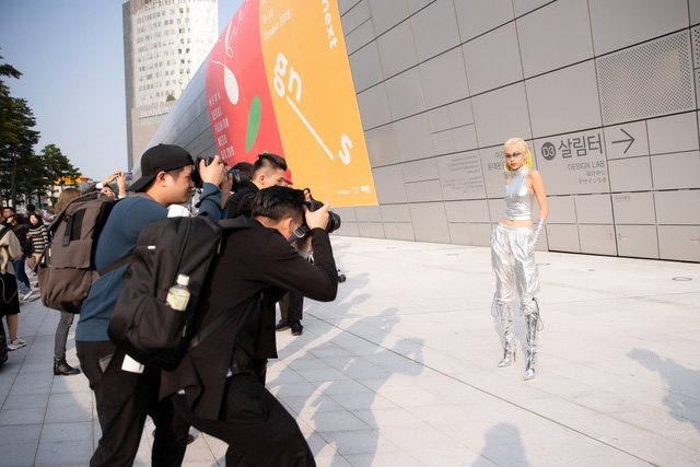 Phí Phương Anh hút ống kính tại Seoul Fashion Week sau khi xuất hiện trên Vogue - Ảnh 16. Phí Phương Anh hút ống kính tại Seoul Fashion Week sau khi xuất hiện trên Vogue - Ảnh 16.