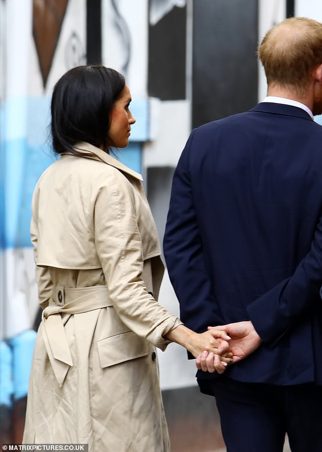 “Tan chảy” với những khoảnh khắc ngọt ngào của vợ chồng hoàng tử Harry - Ảnh 8. “Tan chảy” với những khoảnh khắc ngọt ngào của vợ chồng hoàng tử Harry - Ảnh 8.