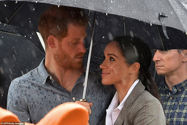 “Tan chảy” với những khoảnh khắc ngọt ngào của vợ chồng hoàng tử Harry - Ảnh 18. “Tan chảy” với những khoảnh khắc ngọt ngào của vợ chồng hoàng tử Harry - Ảnh 18.
