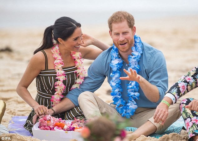 “Tan chảy” với những khoảnh khắc ngọt ngào của vợ chồng hoàng tử Harry - Ảnh 24. “Tan chảy” với những khoảnh khắc ngọt ngào của vợ chồng hoàng tử Harry - Ảnh 24.